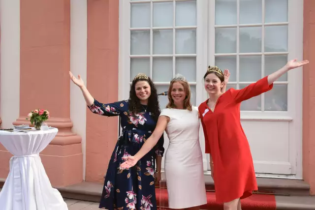 Die Deutsche Weinkönigin Katrin Lang freut sich mit der Badischen Weinkönigin Jessica Himmelsbach (Mitte) und der Deutschen Weinprinzessin Juliane Schäfer (rechts) auf die German Wiine Night im Biebricher Schloss