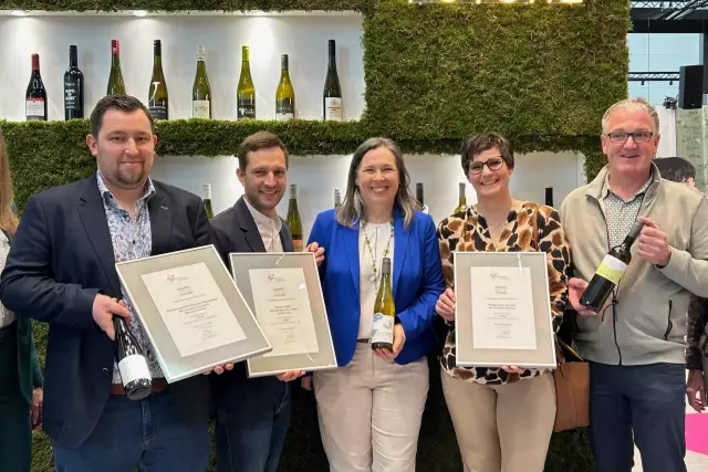 Awarding of the three PIWI winner wines at the DWI Prowein stand: from left to right: 2nd prize: Jonas Fünfgeld, 2nd cellar master - Winzergenossenschaft Britzingen Markgräflerland eG, Britzingen, Baden; 1st prize: Martin Koch, Miriam Straßburg - Weingut Abthof, Hahnheim, Rheinhessen; 3rd prize: Ulrike and Rainer Antweiler - Weingut Rainer Antweiler, Volxheim, Rheinhessen