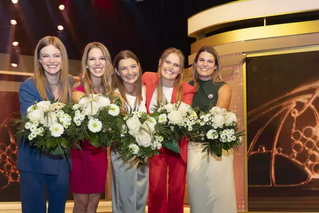 Das sind die Finalistinnen (vlnr):  Charlotte Weihl aus der PFALZ, Julia Lambrich vom MITTELRHEIN, Katharina Gräff von der NAHE, Marie-Sophie Schwarz von der MOSEL und Annalena Baum aus RHEINHESSEN.