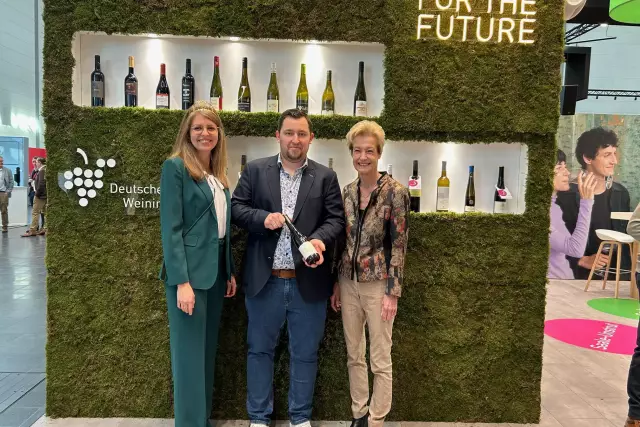 2nd prize winner: Jonas Fünfgeld, 2nd cellar master for Winzergenossenschaft Britzingen Markgräflerland eG, Britzingen, Baden; left: Eva Brockmann - German Wine Queen;
right: Monika Reule - DWI Managing Director