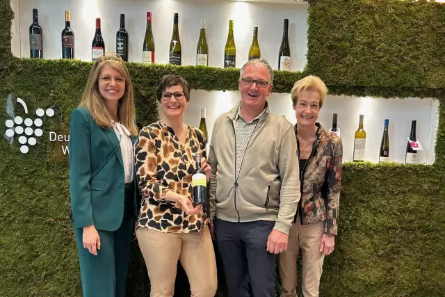 3rd prize winner: Weingut Antweiler - Ulrike and Rainer Antweiler; left: Eva Brockmann - German Wine Queen;
right: Monika Reule - DWI Managing Director