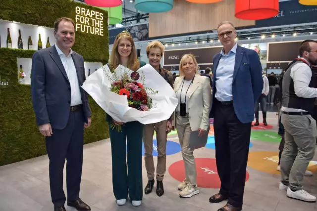 Reception at the DWI-ProWein stand Stephan Keller - Lord Mayor of Düsseldorf , Eva Brockmann - German Wine Queen,
Monika Reule - DWI Managing Director, Petra Langen - Project Management ProWein Düsseldorf and Wolfram N. Diener - Managing Director Messe Düsseldorf (from left to right)