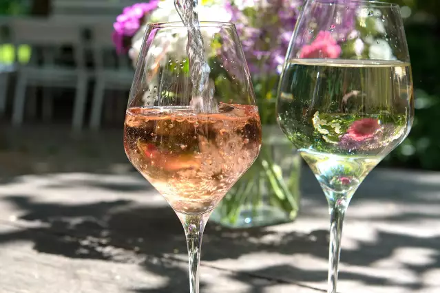 Rosé- und Weißweinschorle